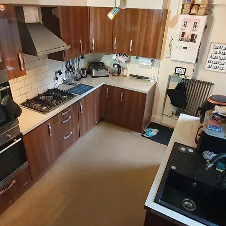 Проживание в семье In With Hot Tub And Three Cats *