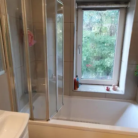 Privatunterkunft In With Hot Tub And Three Cats